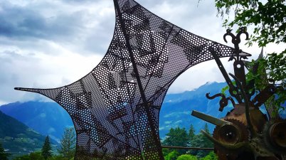 Kunst im "Verbotenen Garten" in den Gärten von Schloss Trauttmansdorff