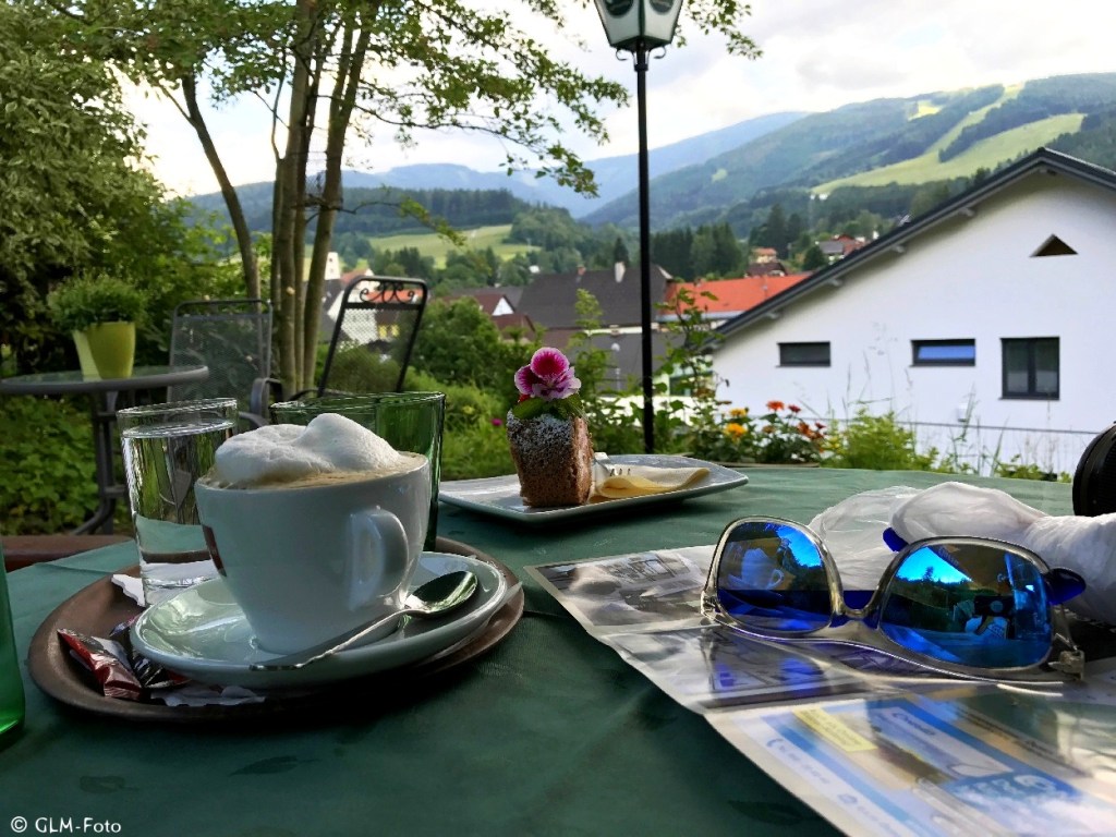 das onkel fritz - die Relaxterrasse im Schatten mit Ausblick auf den Ort und die umliegenden Berge