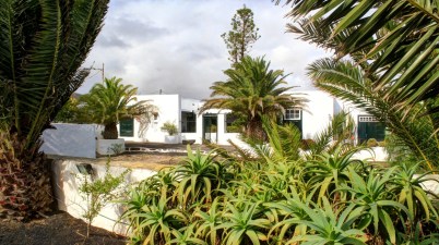 Blick vom Parkplatz auf das Hauptgebäude