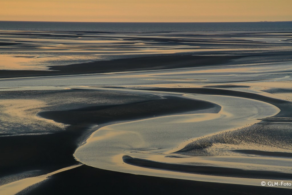 Blick vom Mont St. Michel auf die darunterliegende Bucht bei Ebbe